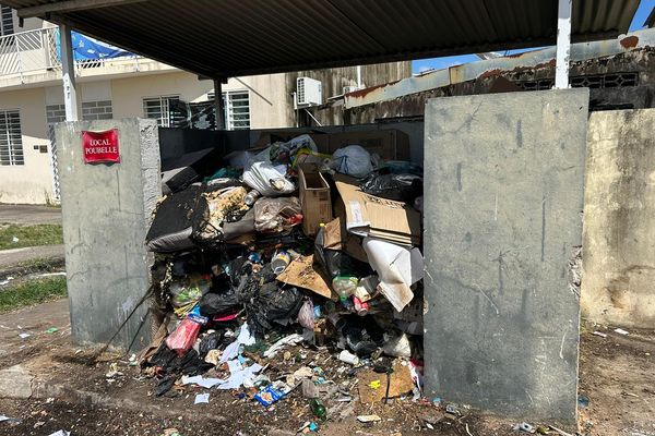 Le local débordant d'ordures accumulées durant un mois au quartier Rénovation urbaine