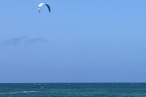 La Côte Blanche à Nouméa est un endroit très fréquenté par les kite surfeurs de Nouméa