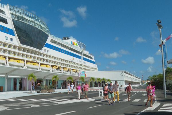 Un bateau de croisière en escale à Pointe-à-Pitre