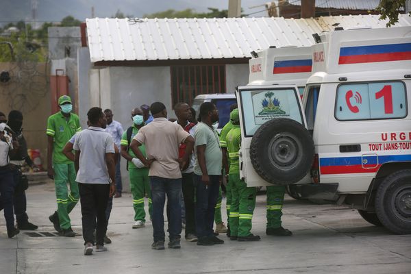 Un ambulance transporte les bléssés de la fusillade a l'Hôpital Universitaire de Port-au-Prince.