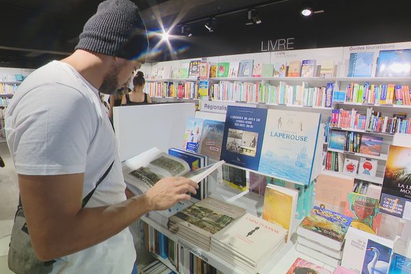 L'espace dédié aux ouvrages calédoniens dans un librairie de Nouméa