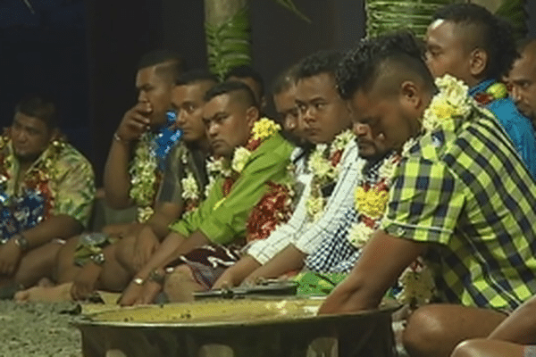 Les jeunes du village de Ono à futuna préparent le kava pour les plus anciens