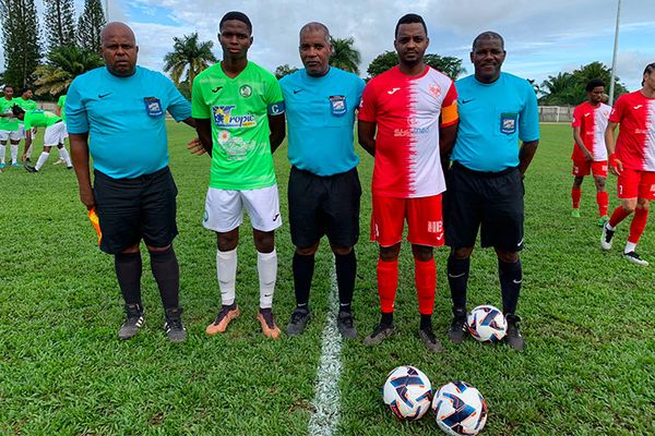 Le CS Vauclinois (en vert et blanc) s'est incliné face au RC Saint-Joseph (en rouge).