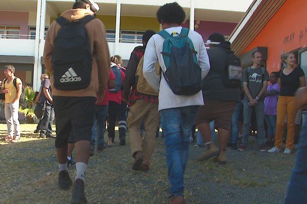 Ces lycéens de Petro-Attiti sont accueillis dans l'ancienne école Mauricette-Devambez.