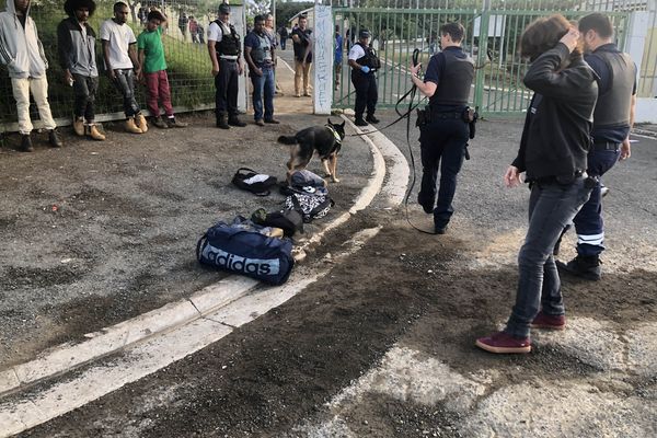 Contrôle de stupéfiants au lycée Pétro Attiti le 21 juin 2021