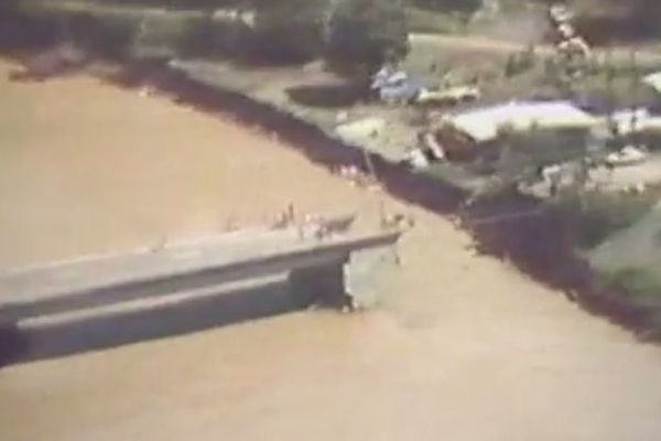 Le pont de la Papenoo effondré après le cyclone Veena en 1983, Tahiti