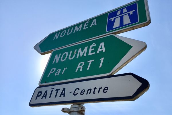 Signalisation routière à Païta, image d'illustration.