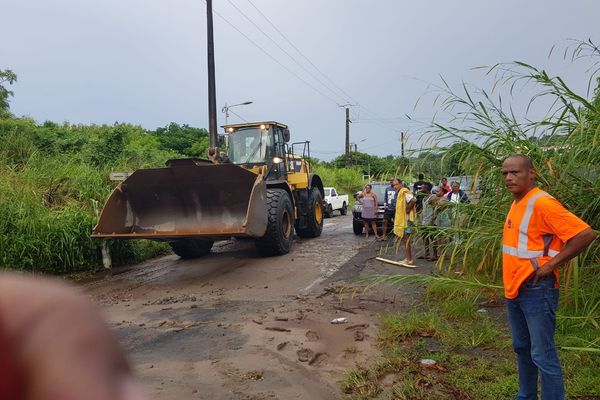 Intervention des services sur la route entre Saint-Pierre et Prêcheur.