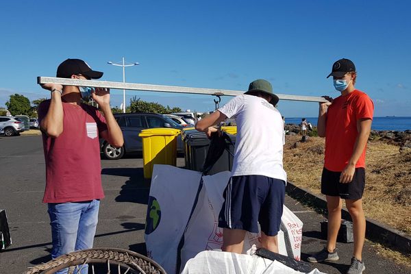 bénévoles opération de nettoyage au niveau du sentier littoral du Port