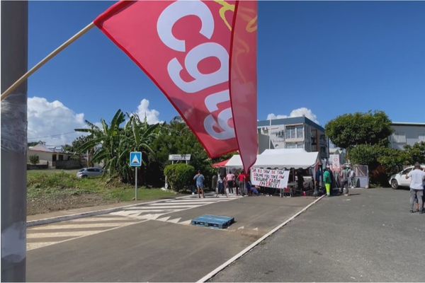 Ville des Abymes : les personnels non-grévistes ont affronté les agents UACL-CGTG mobilisés ,pour accéder à leur lieux de travail - 01/03/2024.