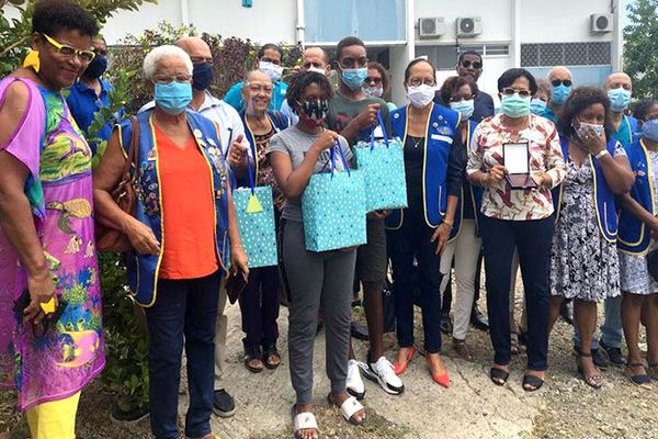 enseignants, direction de l'établissement et le Kiwanis de Martinique avec les jeunes qui sont récompensés