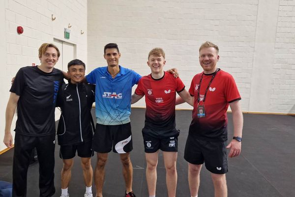 Jérémy Dey (au centre) avec l'équipe d'Angleterre. Il est entouré de son adversaire Tom Jarvis sur sa gauche et son coach, sur sa droite Alfred De la Pena, et tout à gauche le n°1 anglais Liam Pitchford