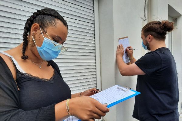 Des personnes faisant un test covid en vue d'un voyage dans les Outre-mer