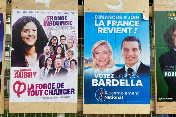 Affiches de campagne de LFI et du RN pour les élections européennes de 2024