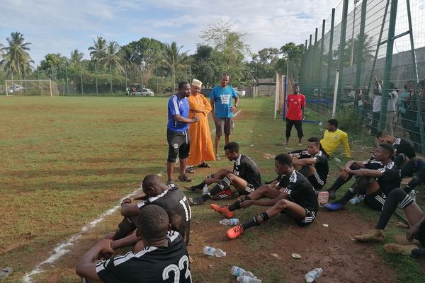 Comme à Combani, les causeries des entraîneurs à Mayotte se font souvent à même la pelouse, faute de vestiaires.