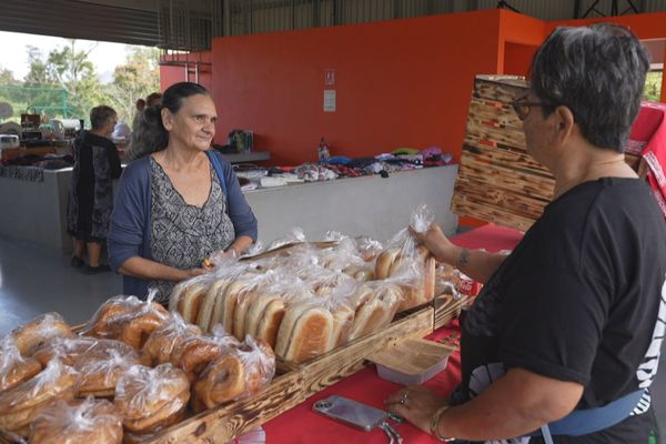 Stand de boulangerie au marché solidaire de Païta.