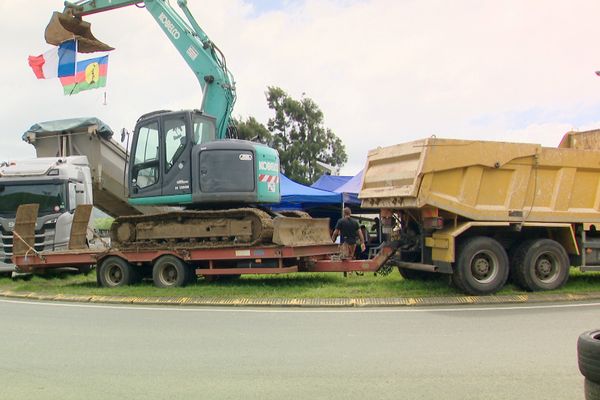 Des opposants à la "taxe carburant" mobilisés sur un rond-point de Nouméa, le 23 mars 2024.