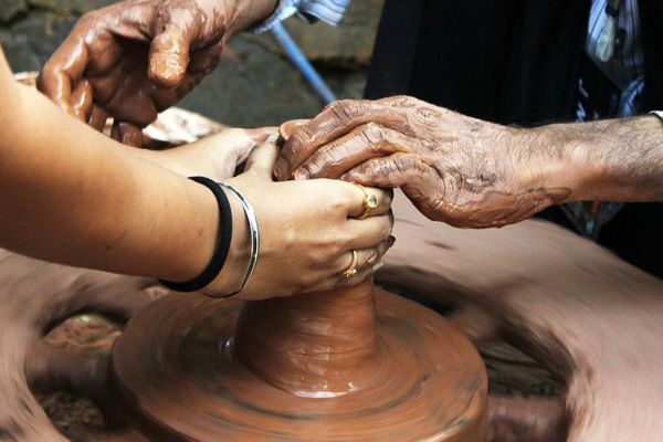 Apprentissage en poterie (image d'illustration).