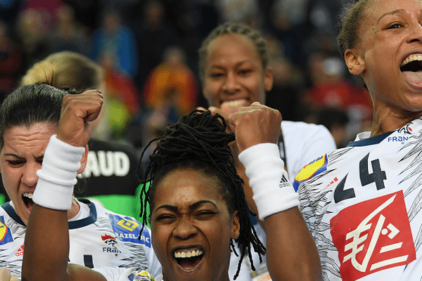 Alexandra Lacrabere, Laurisa Landre et Beatrice Edwige après la victoire face au Monténégro en Allemagne. 