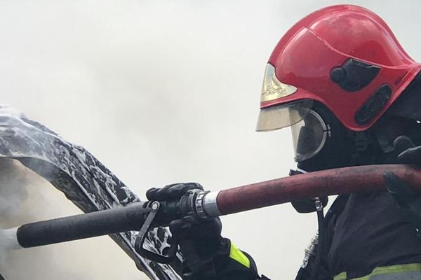21 sapeurs-pompiers luttent contre un incendie sur le site du Galion.