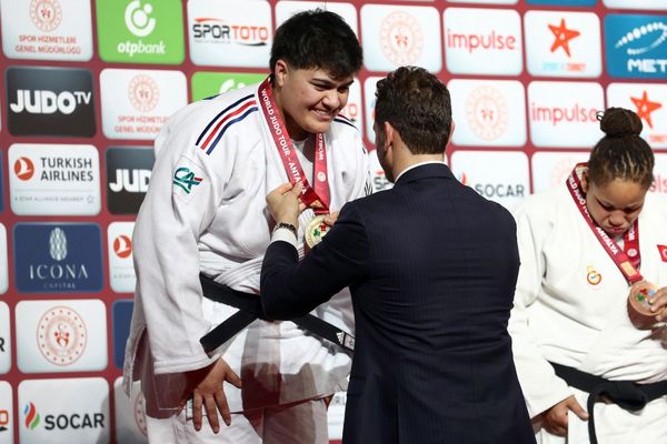 Julia Tolofua reçoit sa médaille d'or après la finale des +78 kg du Grand Chelem d'Antalya, le 31 mars 2024.