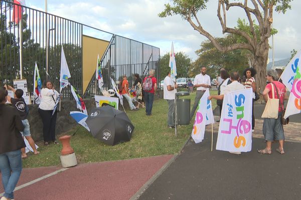 La FSU a manifesté devant les grilles du rectorat, boycottant le rendez-vous donné aux syndicats par le ministre Gabriel Attal