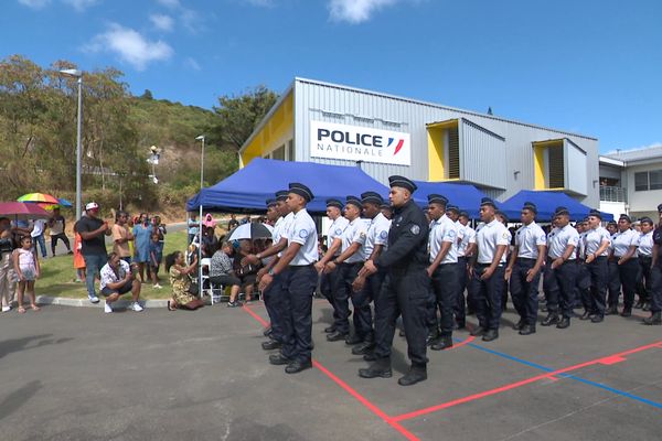 Cérémonie marquant la fin de la formation à l'école de police.