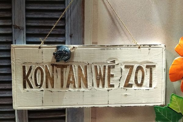 La phrase créole "Kontan vwè zot" signifie, en français, "heureux de vous voir".