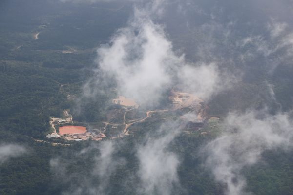 Vue aérienne d'un site d'orpaillage clandestin non loin de la commune de Maripasoula