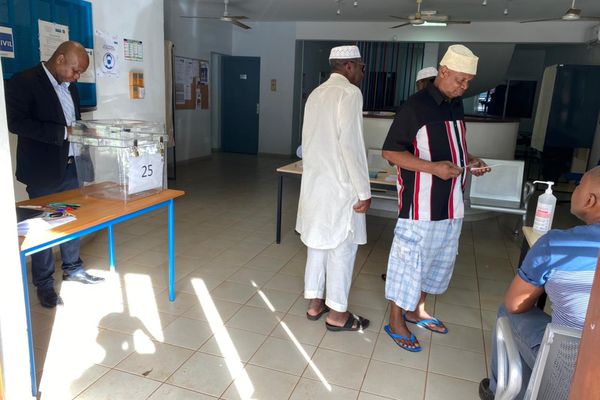 Les premiers électeurs à l'ouverture du bureau centralisateur d'Acoua.