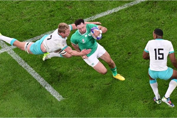 L'Irlandais Hugo Keenan tente de se frayer un passage dans la défense de l'Afrique du Sud, le 23 septembre 2023, en Coupe du monde, au Stade de France.