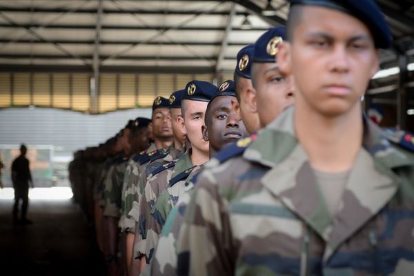 Au cours de leur formation, les jeunes retrouvent des repères à travers la rigueur de la vie militaire. 