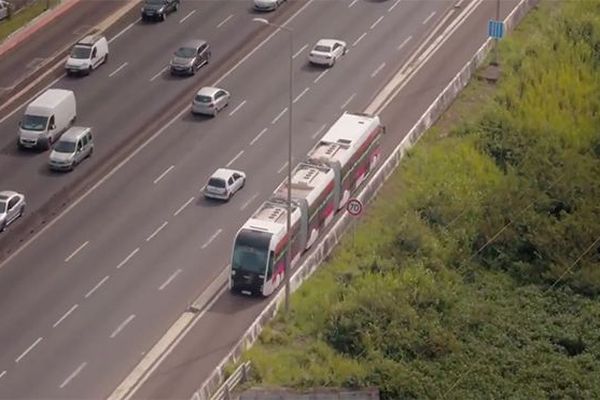 Un des 14 BHNS sur le parcours du TCSP entre Fort-de-France et le Lamentin.