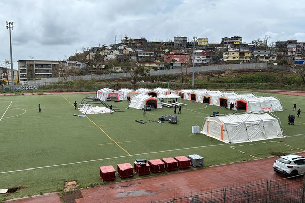 L'instalation de l'hôpital de campagne sur le stade de Cavani