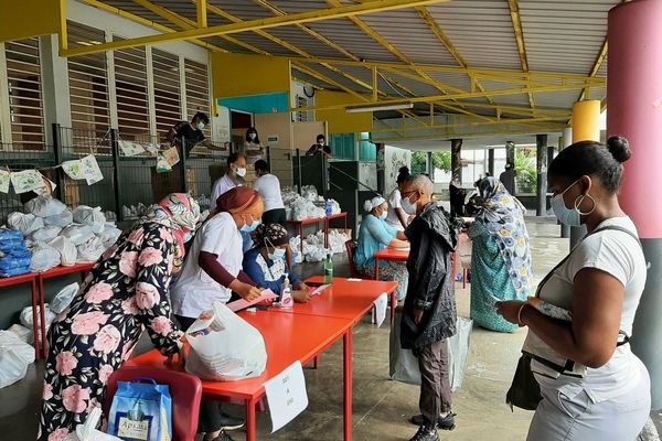 Distribution de 300 colis alimentaires ce matin à l'école Centrale de Saint-Denis