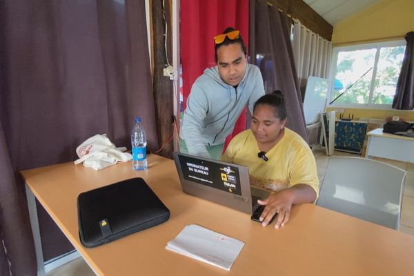 A Lifou, cette association de jeunes accompagne les habitants dans leur démarche de procuration en ligne.