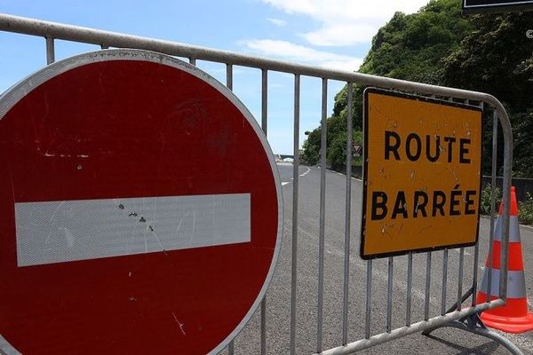 La route du littoral est fermée à la circulation.