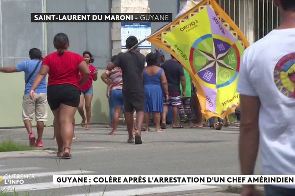 Manifestation des habitants kali'na du village amerindien de Prospérité après l'arrestation musclée de leur chef coutumier, Saint-Laurent du Maroni, lundi 24 octobre 2022