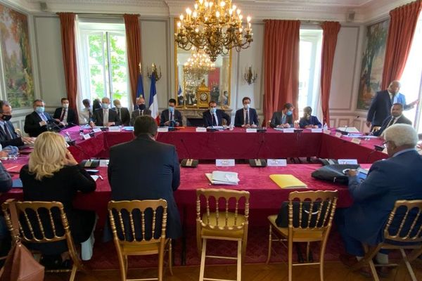 Les discussions se sont poursuivies vendredi dans la salle du Conseil du ministère des Outre-mer.