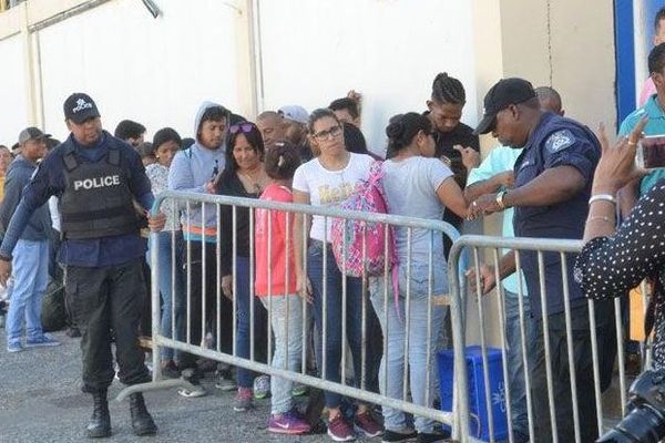 Les immigrés vénézuéliens attendent l'ouverture d'un centre de recensement à Trinidad et Tobago.