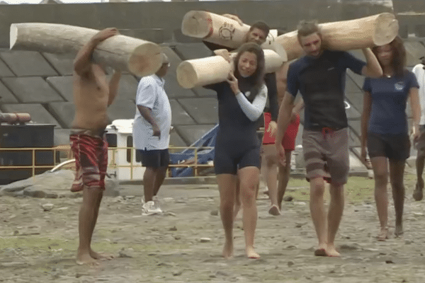 Pratiquants de bwa floté sur le front de mer de Grand Rivière.