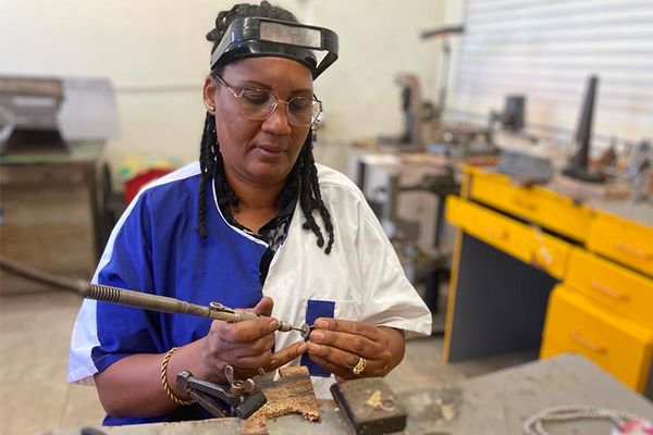 Myriam Péraste Meyapin l’une des rares femme artisane bijoutière de Martinique.