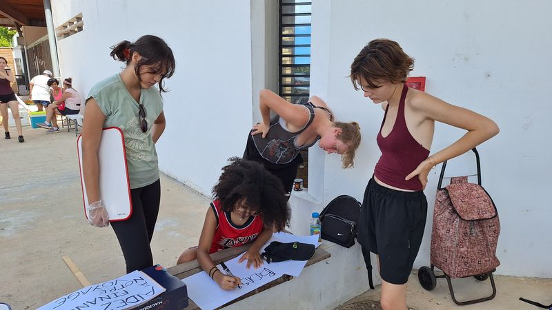 High school students from Cayenne wash cars to go to New York