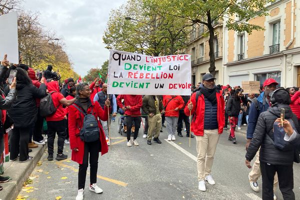 Une manifestation contre la vie chère est organisée à Denfert-Rochereau à Paris pour protester contre la vie chère dans les Outre-mer.