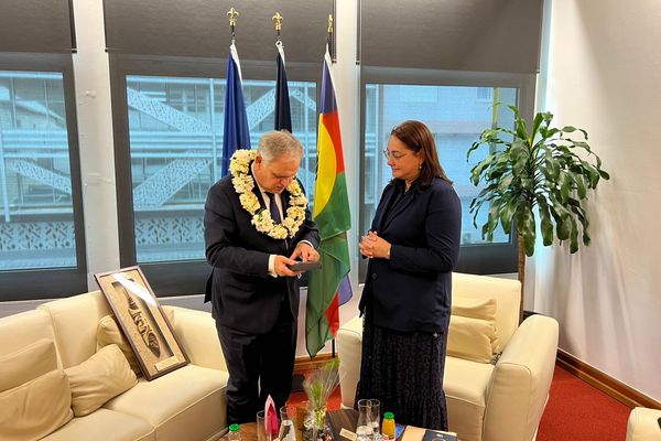 Echange de cadeaux et collier de fleurs à l'Océanienne, pour le ministre des Outre-mer François-Noël Buffet, reçu par la présidente du Congrès calédonien, à Nouméa, le 16 octobre 2024.