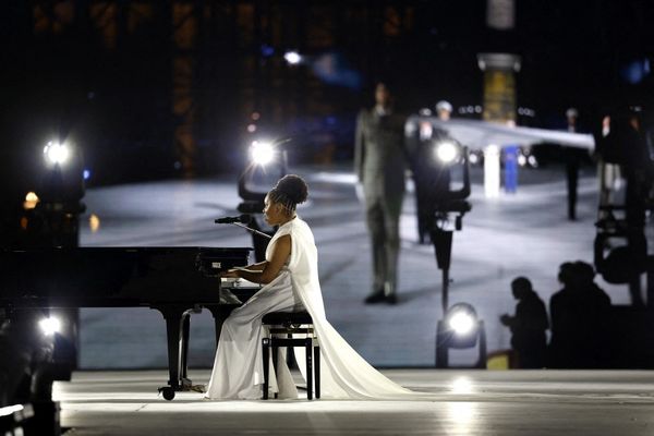 La soprano guadeloupéenne Luan Pommier interprète l'hymne paralympique à la cérémonie d'ouverture des Jeux Paralympiques, le 28 août 2024.