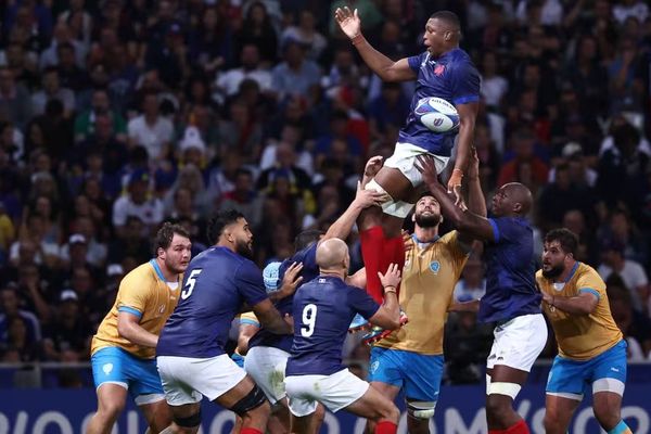 En deuxième match de poule, Cameron Woki et les autres joueurs de l'équipe de France sont opposés à l'Uruguay. Score final : les Bleus l'emportent par 27 à 12.