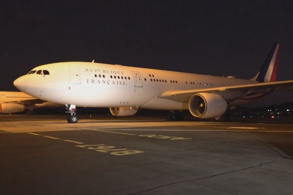 L'avion présidentiel à la Tontouta, Nouméa, avant de poursuivre sa tournée au Vanuatu puis en Papouasie-Nouvelle-Guinée.
