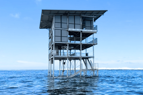 La tour des juges terminée dans le lagon de Teahupoo, 04 avril 2024.