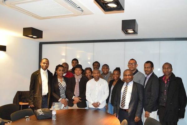 Bureau fédéral de la FAMM avec son président Issouf Saindou en chemise blanche au milieu